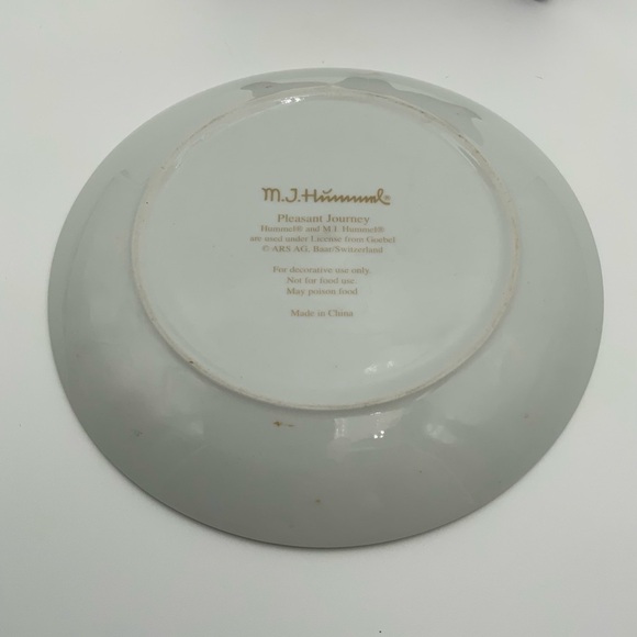 M.J. Hummel Plate “Pleasant Journey" Children Pulling Wagon 8” - Picture 4 of 6